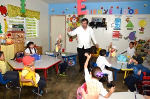 El Dr. Vélez Arocho visitó a los estudiantes de la escuela primaria Damián Abajo de Orocovis.