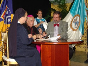  “Lo primordial de este acuerdo es que se adelanta un sistema de educación católica de la más alta calidad en la zona oeste”, dijo el Dr. Vélez-Arocho.