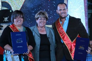 La Prof. Rosita Archevald comparte con la Alcaldesa del Municipio Autónomo de Ponce, Hon. María Meléndez y con el Sr. Carlos Ferrer, actor y Presidente del Carnaval 2014. 