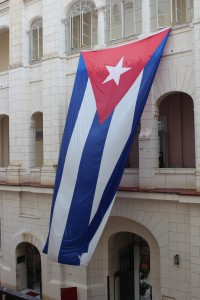La bandera de Cuba majestuosa en el Museo de la Revolución.