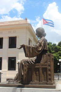 En la entrada de la Universidad de la Habana se encuentra "Alma Mater" con la bandera cubana.
