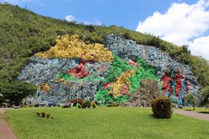 El Mural de la Prehistoria en Pinar del Río. Se observa una pintura de dinosaurios y del ser humano.