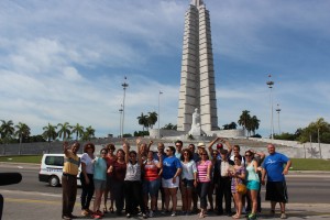 El grupo visitó la Plaza de la Revolución en La Habana, Cuba. Aquí, frente al monumento del héroe nacional, José Martí.