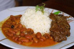 La gastronomía puertorriqueña está directamente vinculada con las raíces española, taína y africana. 