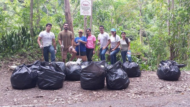 Estos estudiantes  lograron recoger 13 bolsas de desperdicios sólidos en este sector, 12 bolsas fueron clasificadas como basura y una se completó con materiales reciclables.