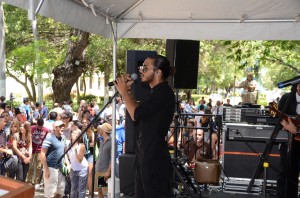 El cantante Richard Silva inyectó la energía en tarima durante la Bienvenida Pionera.