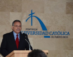 El licenciado José Alberto Morales durante la presentación del libro en la Sala Madre Teresa de Calcuta.