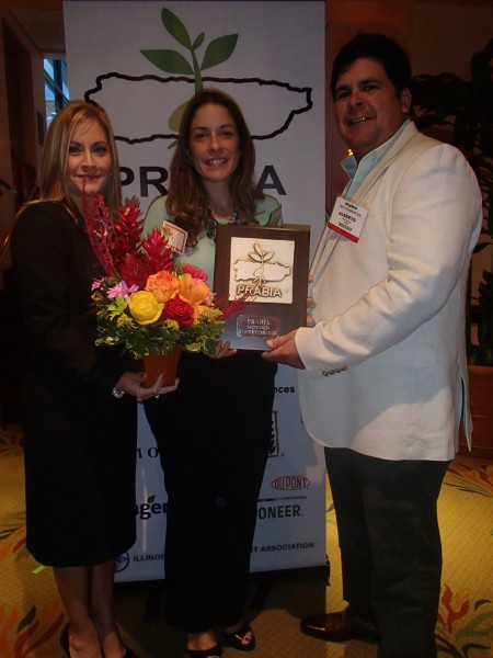 La directora de CEIBA, Cariluz Santiago recibió el reconocimiento.