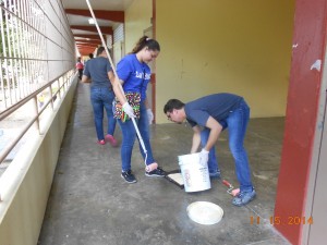 Estudiantes realizan labor comunitaria.