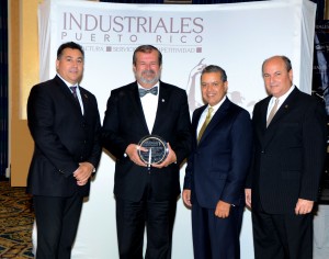 El Dr. Jorge Iván Vélez Arocho  fue reconocido en la categoría Ejecutivo del Año, región sur.