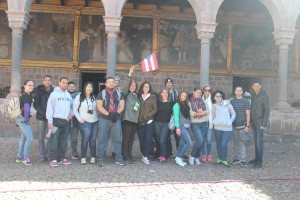 El grupo en el Templo del Sol Koricancha, sobre cuyas bases se construyó la iglesia y el convento de Santo Domingo en Cusco.  