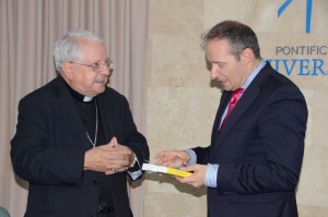 Dr. Valiente con SER Mons. Félix Lázaro Martínez, obispo de Ponce y Gran Canciller de la PUCPR.