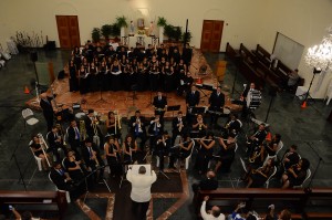 El histórico Concierto de Inicio de Semestre 2015-2015 unió las sublimes voces del Coro de la PUCPR y los músicos de la Banda Universitaria Pionera.  