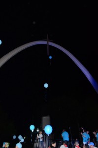 El arco se iluminó de azul.