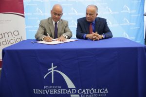 El director administrativo de los tribunales, Hon. Sigfrido Steidel Figueroa y el presidente interino de la PUCPR, Dr. Leandro Alicea firmaron el acuerdo.