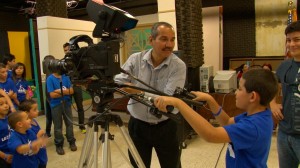Asombrado de la magia de la televisión, el niño Jadiel Ortiz conoció cómo opera una cámara de estudio.
