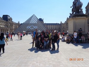 El grupo Pionero en el Museo del Louvre, París.