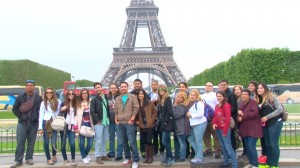 El grupo de participantes frente al monumento simbólico de París, la Torre Effeil.