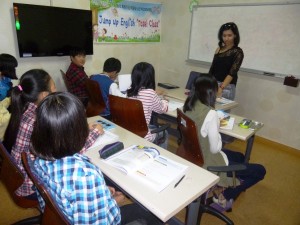 La estudiante pionera Sarimer Valedón impartiendo clases de inglés en escuela  en Byeol Bang en Corea del Sur. 