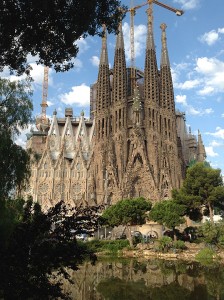 La Catedral "La Sagrada Familia" en Barcelona sorprendió por su peculiar estilo arquitectónico.