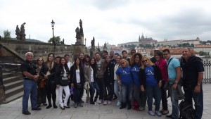 El grupo frente al Puente Carlos, el más antiguo de Praga, capital de Repúplica Checa, con vista a la Catedral del Niño de Praga.