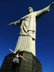 La Pionera Eva Sharisse en el Cristo Redentor del Corcavado, Río de Janeiro.