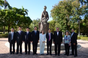 La delegación china junto a los afitriones de la PUCPR.