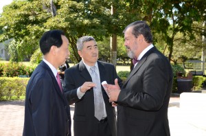 De izquierda a derecha: el presidente de Shandong Normal University, Zhao Yanxiu, el profesor de mandarín de la PUCPR, Qisheng Chen y el presidente de la PUCPR, Dr. Jorge Iván Vélez Arocho.