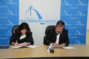 La directora de distrito de SBA para Puerto Rico e Islas Vírgenes, Yvette Collazo y el presidente de la PUCPR, Dr. Jorge Iván Vélez Arocho sellan el acuerdo.