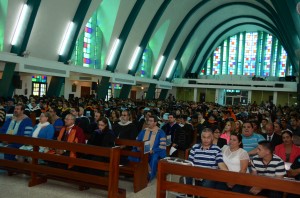 Cientos de estudiantes, facultativos y administrativos asistieron a la Celebración Eucarística.