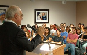 El Lcdo. Pedro Ortiz Álvarez, Catedrático de la Escuela de Derecho de la PUCPR,  ofreció la conferencia La Constitución Federal en el Siglo XXI.  