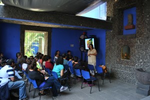 La Profa. Frances Ortiz Ortiz ofreció una charla como primicia del libro "Frida Kahlo y  la Revolución Mexicana" en el Museo Frida Kahlo, conocida como la Casa Azul. 