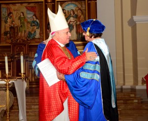 S.E.R. Mons. Félix Lázaro felicita a la Rectora durante la Ceremonia de Instalación.