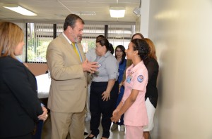Luego de la firma, el grupo de la PUCPR  realizó un recorrido por las facilidades del Hospital en compañía del Dr. Armando Wiscovitch,  director médico y la Sra. Joan Irizarry Torres, coordinadora de Educación. 