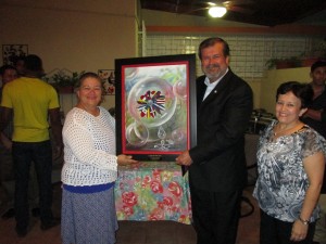 El presidente de la Asociación, Ismael Guillén, entregó una pintura que trabajó al Dr., Jorge Iván Vélez Arocho y a su esposa, en representación de los miembros de la AEIPR. 