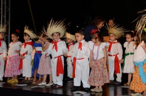 Los niños del Centro Prescolar de la PUCPR presentaron un bailable.