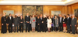 La Reina Sofía junto con la delegación de la FIUC y el presidente de la PUCPR, Dr. Jorge Iván Vélez Arocho.