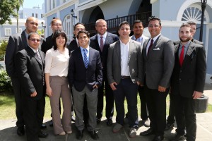 El grupo de estudiantes de la Escuela de Arquitectura con el gobernador, Alejandro García Padilla en la Fortaleza.