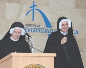 La conferencia estuvo a cargo de Sor Salwatricze Musial y de Sor Gaudia Skass, Hermanas de la Madre de Dios de la Misericordia de Cracovia en Polonia.  