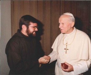 El profesor de Teología, Jorge Macías de Céspedes, también compartió su experiencia con el Santo Juan Pablo II. 