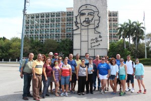 Frente a la Plaza de la Revolución se alza un mural con la figura del revolucionario argentino, Ernesto "Che" Guevara.