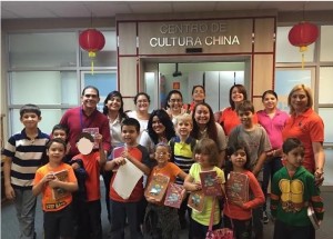 Un grupo de niños entre las edades de 5 a 11 años participantes del campamento de verano del Centro Interdisciplinario Psicoeducativo de Ponce visitaron las facilidades del Centro de Cultura China de la PUCPR.  