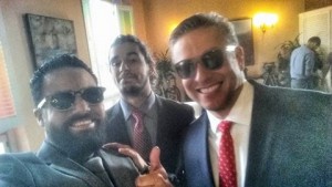 El Gobernador se toma "selfie" con los empresarios y usa sis gafas.