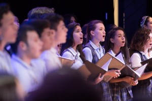 Al final del evento el Coro del Colegio Notre Dame de Caguas amenizaron con varias piezas musicales.