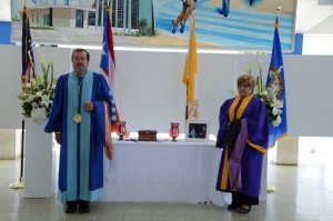 El presidente de la PUCPR, Dr. Jorge Iván Vélez Arocho y la pasada presidenta, Marcelina Vélez hicieron Guardia de Honor.