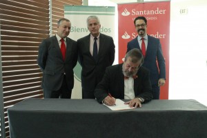 El presidente de la PUCPR y de ACUP,  Dr. Jorge Iván Vélez Arocho firmando el acuerdo.