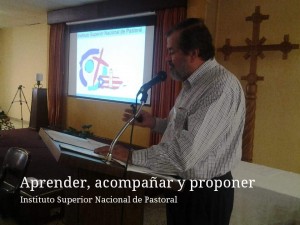 El Dr. Vélez Arocho tuvo a su cargo la presentación y anuncio del próximo paso que la PUCPR tomó para apoyar la Misión: el establecimiento del Instituto Superior de Pastoral. (foto obtenida de la diócesis de Caguas)