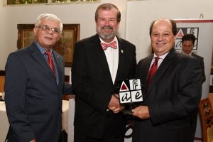 El presidente de la PUCPR, Dr. Jorge Iván Vélez Arocho recibió el reconocimiento del decano de la Facultad, Dr. José Gonzalez Taboada y del presidente de la Asociación, CPA Ismael Falcón.