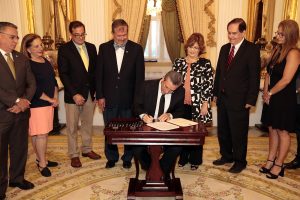 Gobernador Alejandro García Padilla firma la Resolución Conjunta del Senado 694. que concede a la LAI la Antigua Estación del Ferrocarril.