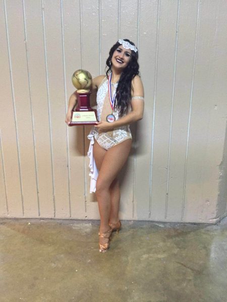 Idalinés Medina, bailarina profesional, estudiante de tercer año de enfermería y miembro del Católica Dance Team, se coronó campeona de al categoría Solista Profesional en el Congreso Mundial de Salsa 2016.